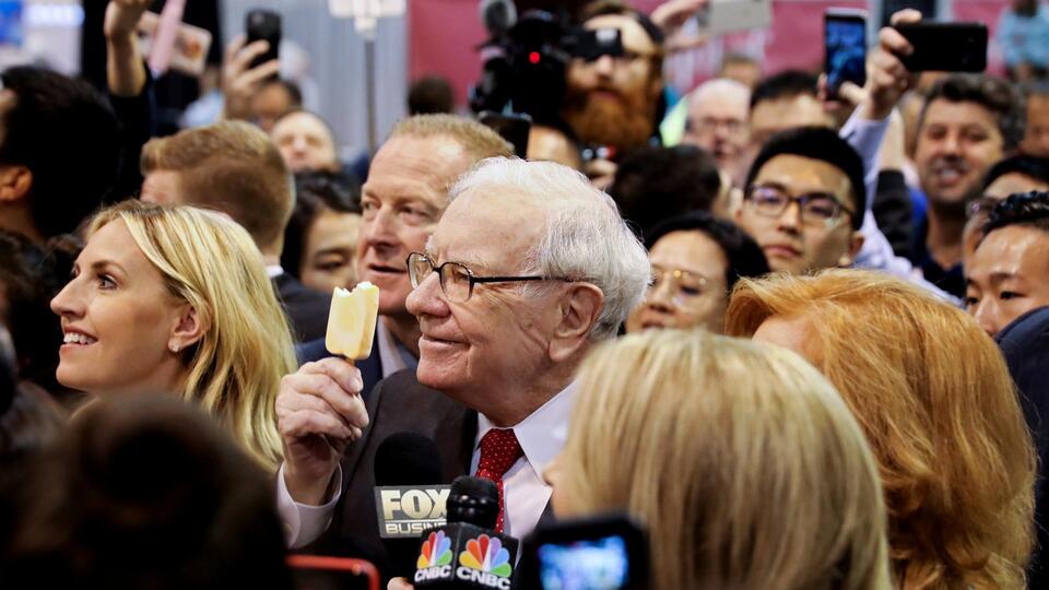 Ünlü milyarder elini cebine attı