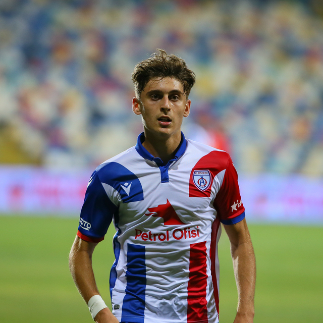 Transferin gözdesi imzayı attı