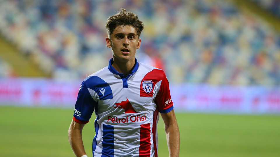 Transferin gözdesi imzayı attı