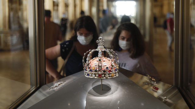 Louvre Müzesi açıldı