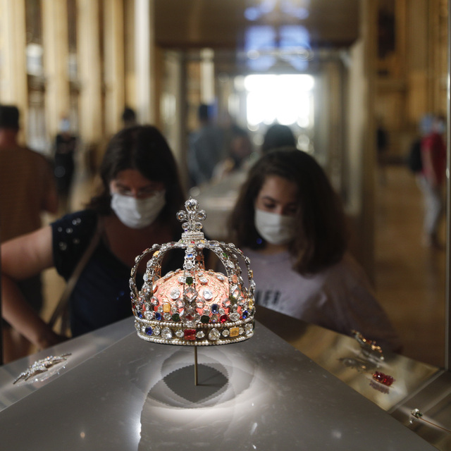 Louvre Müzesi açıldı