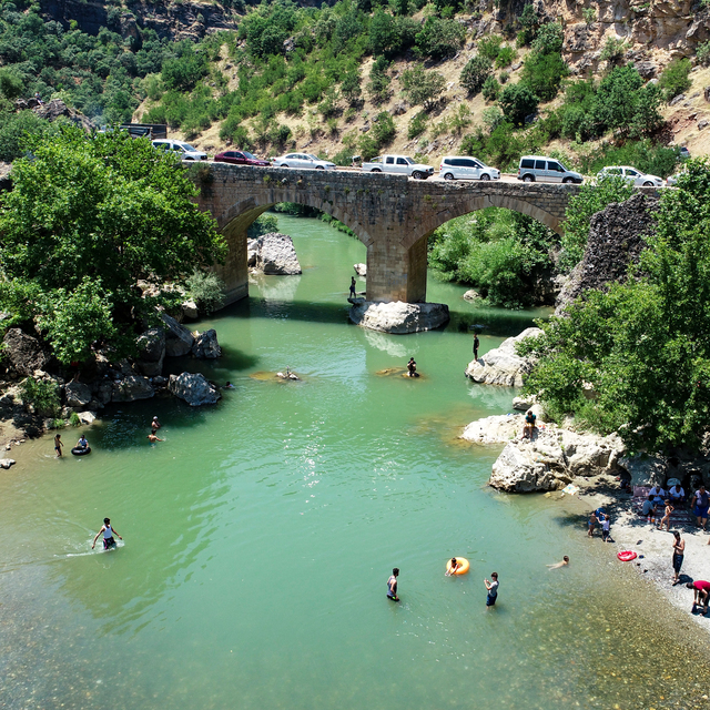 Kavurucu sıcaktan bunalanlar orada serinliyor