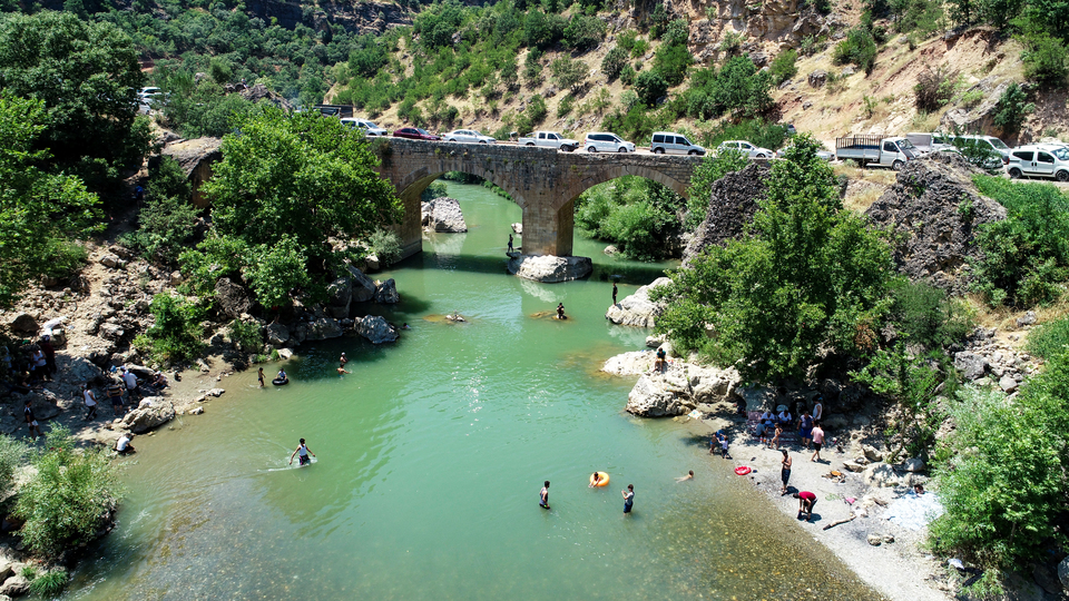 Kavurucu sıcaktan bunalanlar orada serinliyor