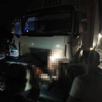 TIR, otomobili biçti! 2 ölü, 1 yaralı