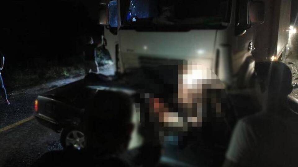 TIR, otomobili biçti! 2 ölü, 1 yaralı