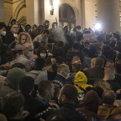 Sırbistan'da yeni korona tedbirlerine karşı isyan