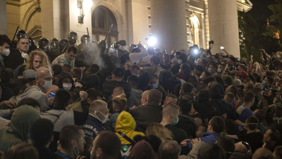 Sırbistan'da yeni korona tedbirlerine karşı isyan