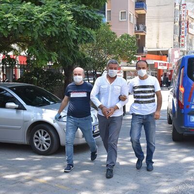 Sahte 'başkomiser' altınlarla yakalandı