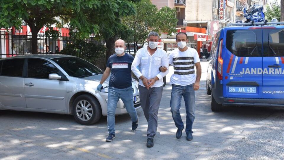 Sahte 'başkomiser' altınlarla yakalandı