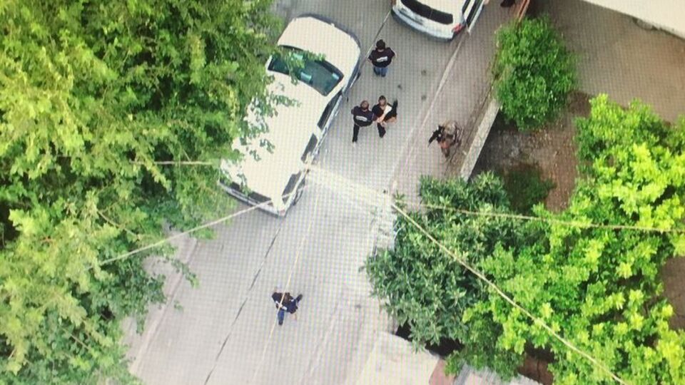 Mesafe ihlali torbacıları ele verdi