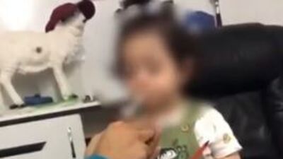 3 yaşındaki yeğenine sigara içirtti!