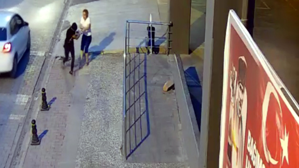 Kadının elindeki telefonu böyle çaldı