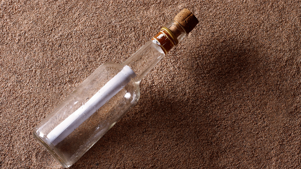 Şişenin içine gizlenmişti! Bu kağıt parçasını kim bulursa...