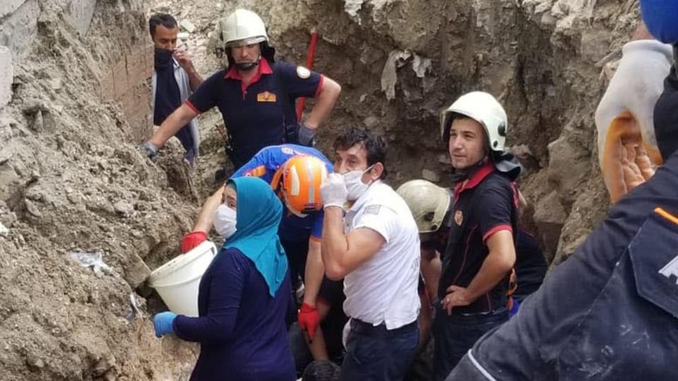 Okul inşaatında toprak altında kalan 2 işçi kurtarıldı