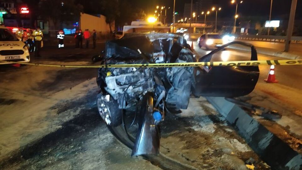 Beylikdüzü'nde otomobil direğe çarptı: 4 yaralı