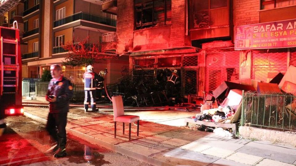 Başkent'te yangın! İş yeri küle döndü
