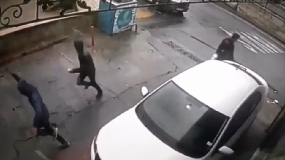 İstanbul'da güpegündüz kapkaç dehşeti kamerada