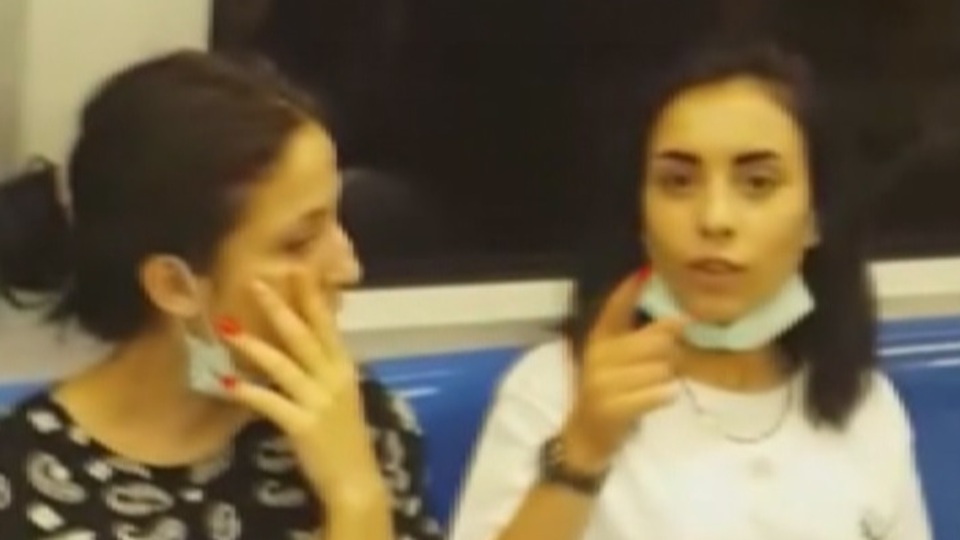 Akılalmaz görüntüler! Metroda maske takmama kavgası!
