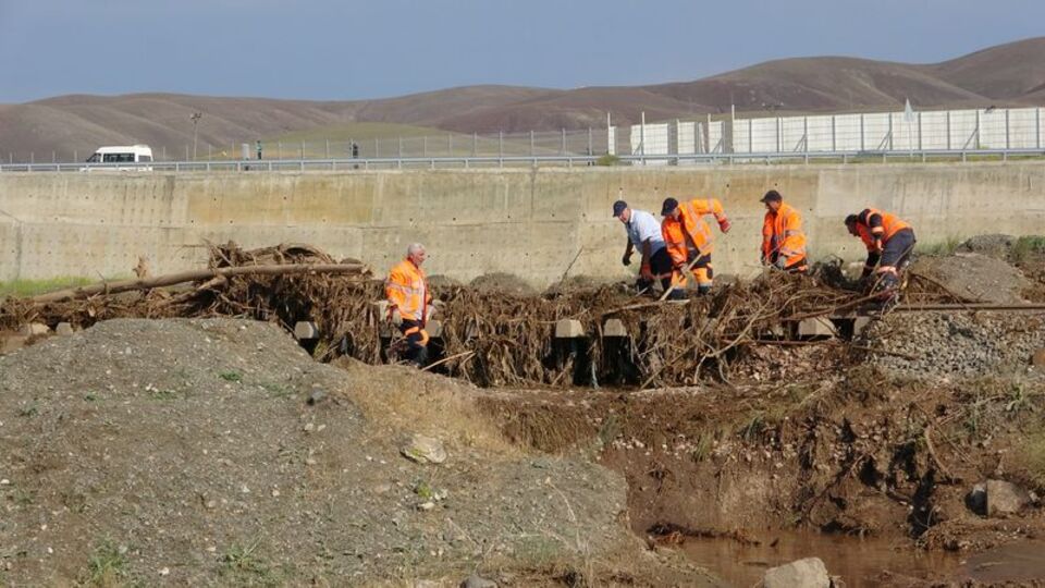 Van'da meydana gelen sel tren yoluna zarar verdi