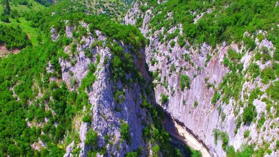 10 metre genişliğinde bir kaya oyuğundan çıkıyor