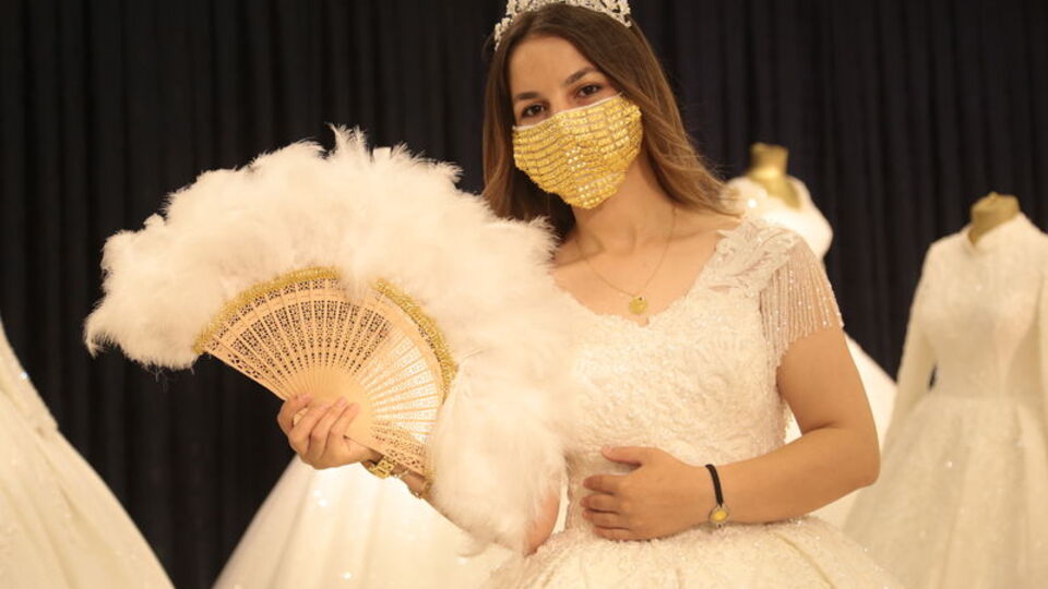 Dünyanın en pahalı maskelerinden olabilir! Altınla kapladı