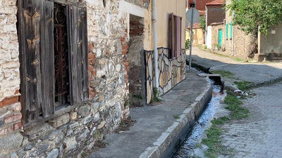 Evlerinin önünden 'çay' geçiyor