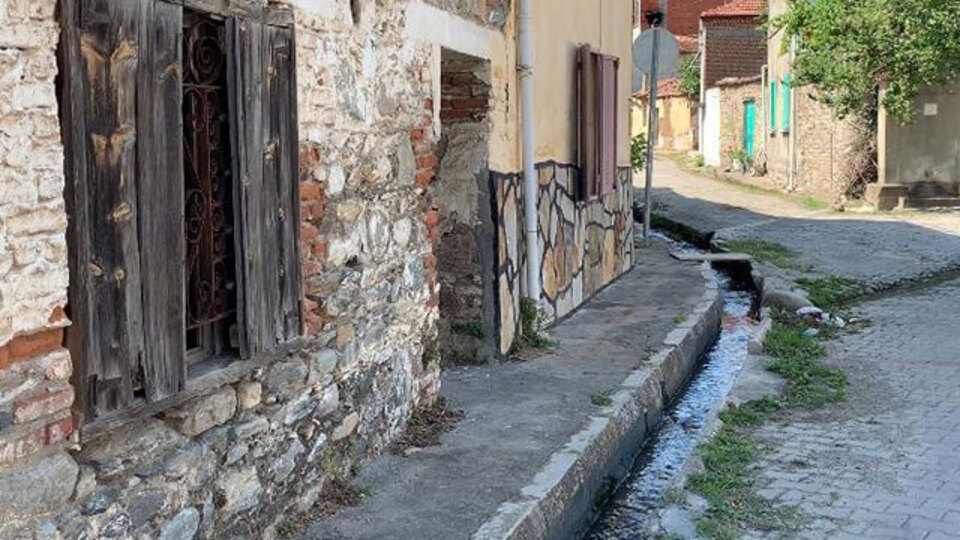 Evlerinin önünden 'çay' geçiyor