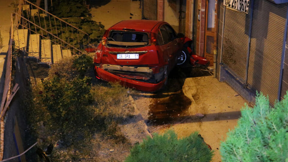 Otomobil 2 metreden apartman bahçesine düştü