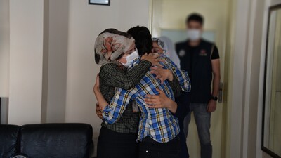 İkna sonucu teslim olan terörist ailesiyle buluşturuldu