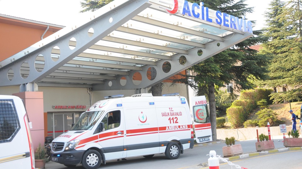 Polis aracı devrildi: 2 yaralı