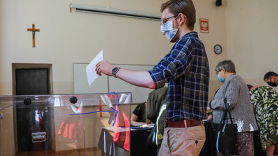 Polonya'da seçimlerde mevcut Cumhurbaşkanı önde!