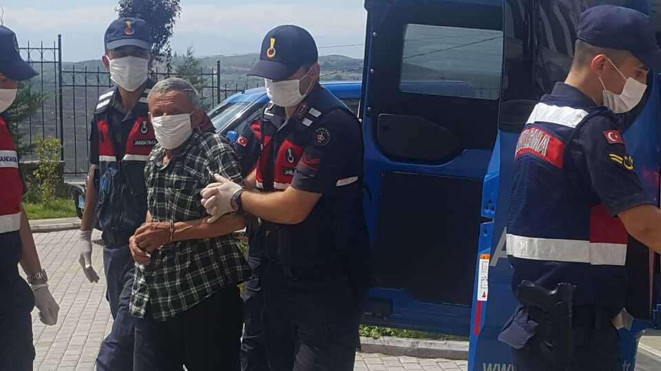 Mahalle meydanında yeğenini katletti!