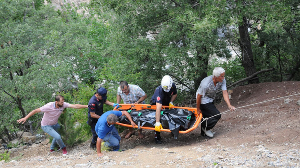 Feci kaza! Kalp krizi geçirdi, uçurumdan yuvarlandı