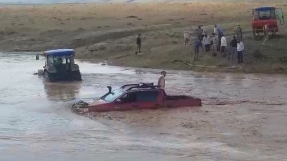 Sel suları arasında can pazarı!