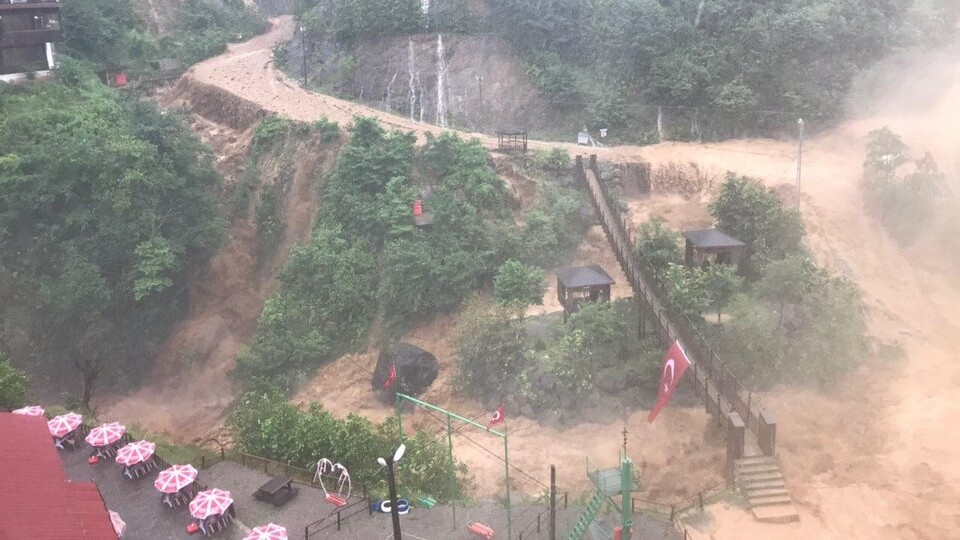 Sel Rize'yi de vurdu! Canlı yayında korku dolu anlar yaşandı