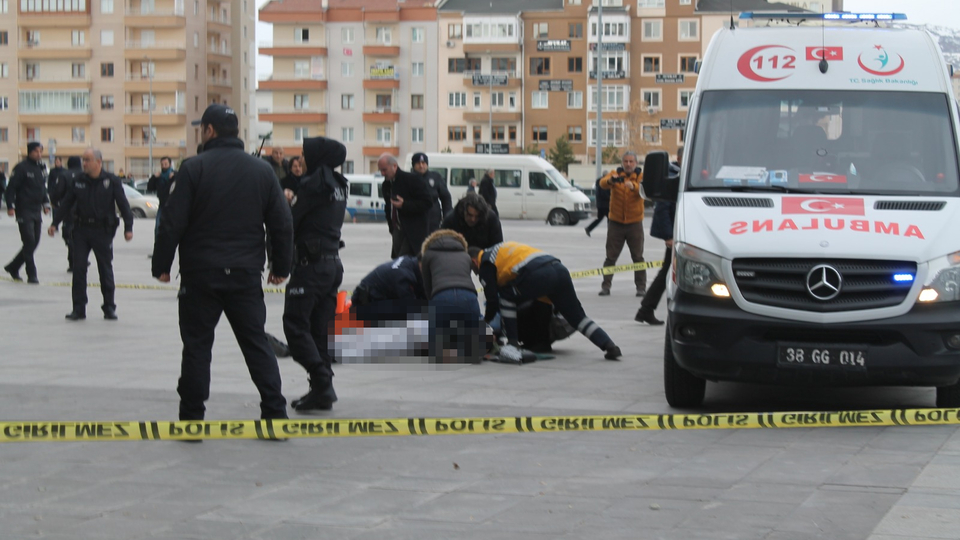 Avukata 'cinayete azmettirme' suçundan kelepçe