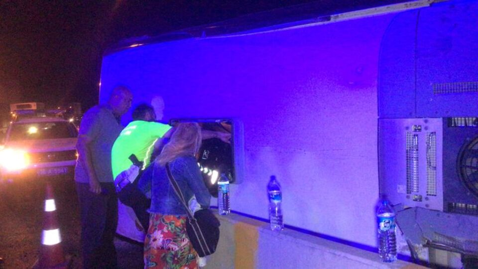 Bursa'da yolcu otobüsü devrildi: Ölü ve yaralılar var