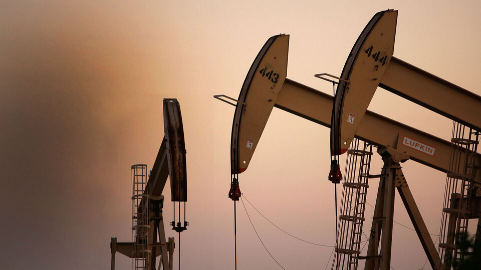 Brent petrol 43 doların altına indi