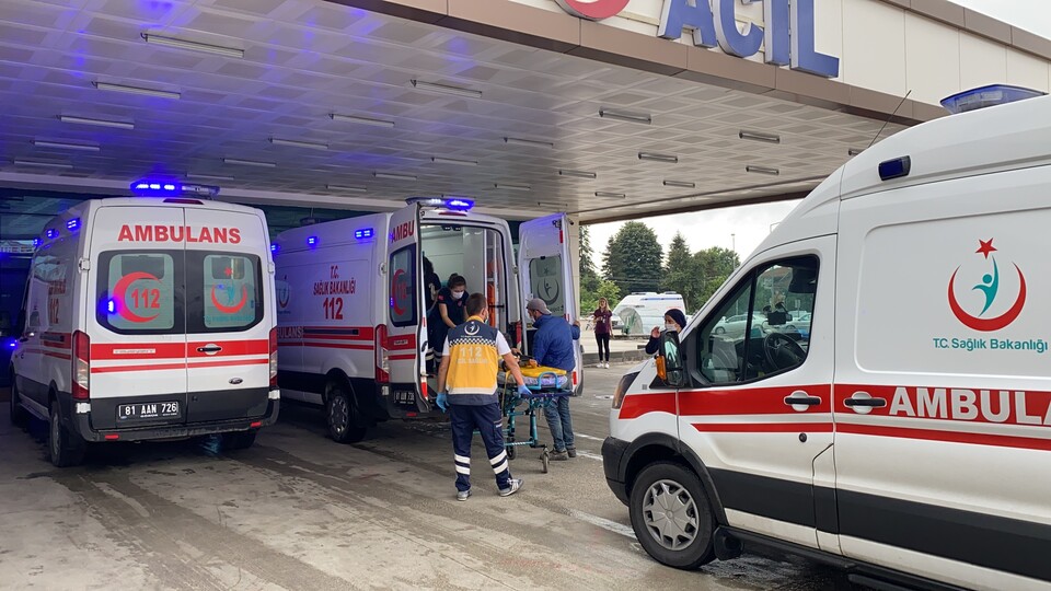 Kontrolden çıkan araç anne ve çocuklarına çarptı!