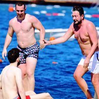 Arkadaşlarıyla tatilde