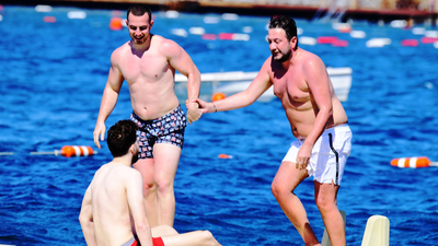 Arkadaşlarıyla tatilde