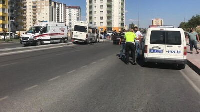 Servis minibüsü elektrik direğine çarptı: 10 yaralı!