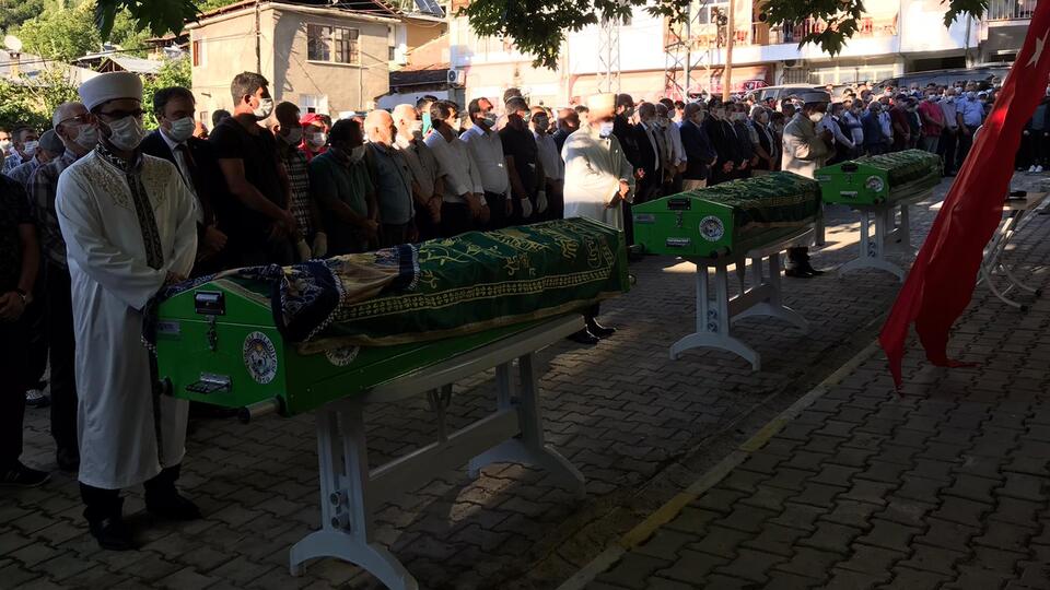 Selde hayatını kaybeden aileye gözyaşlarıyla veda