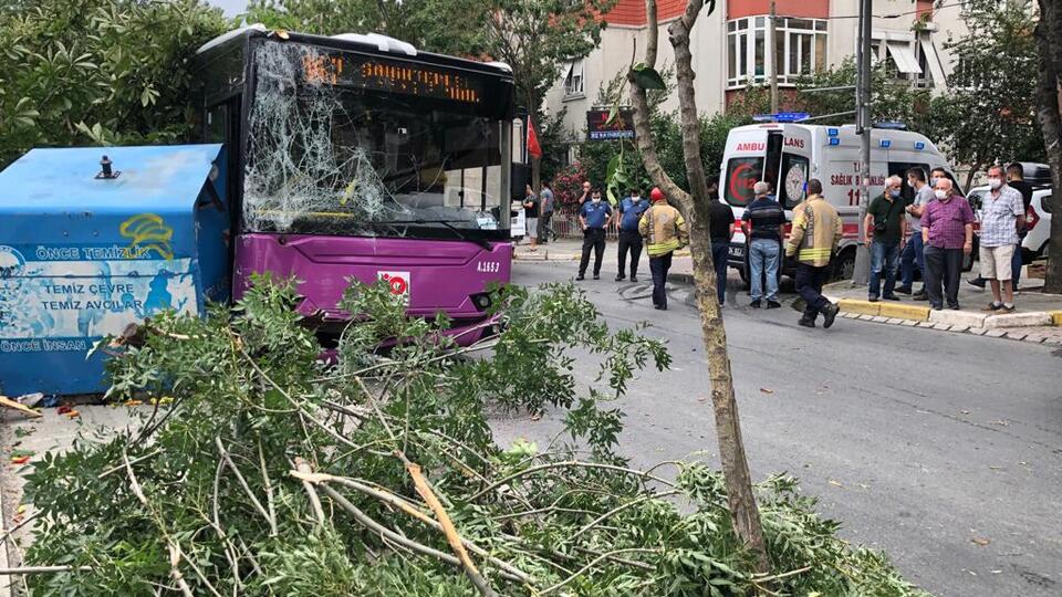 Sürücüsü rahatsızlanan halk otobüsü kaza yaptı