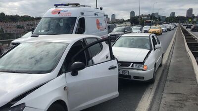 Köprü trafiğini kilitliyen kaza!