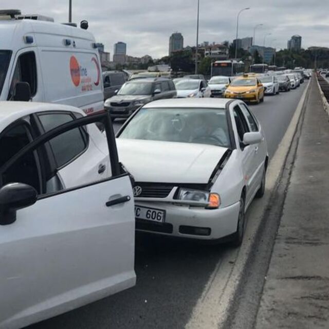 Köprü trafiğini kilitliyen kaza!
