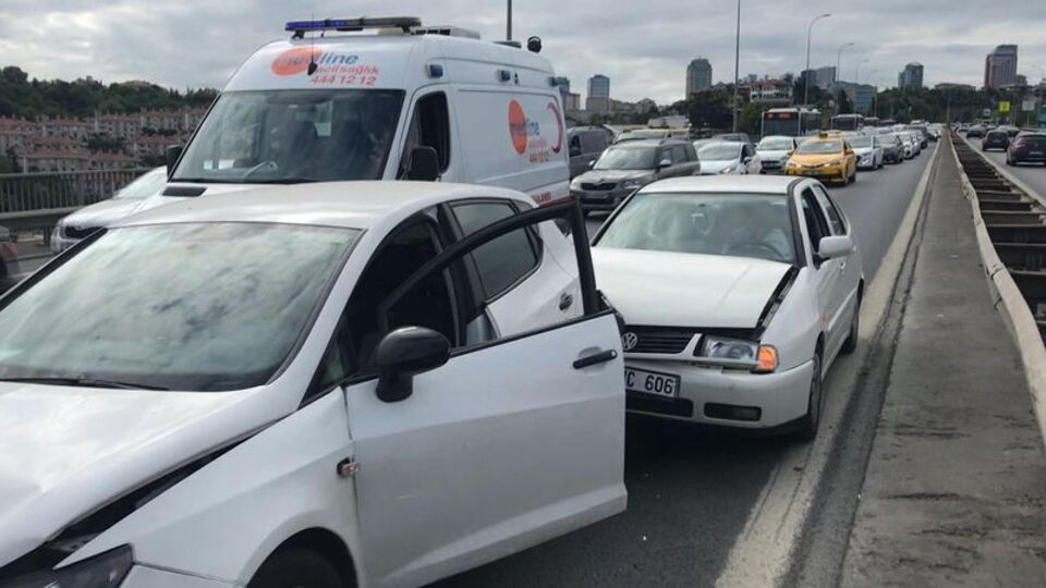 Köprü trafiğini kilitliyen kaza!