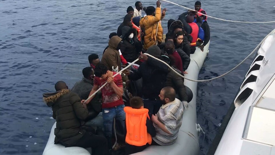 Türk kara sularına geri itilen sığınmacılar kurtarıldı