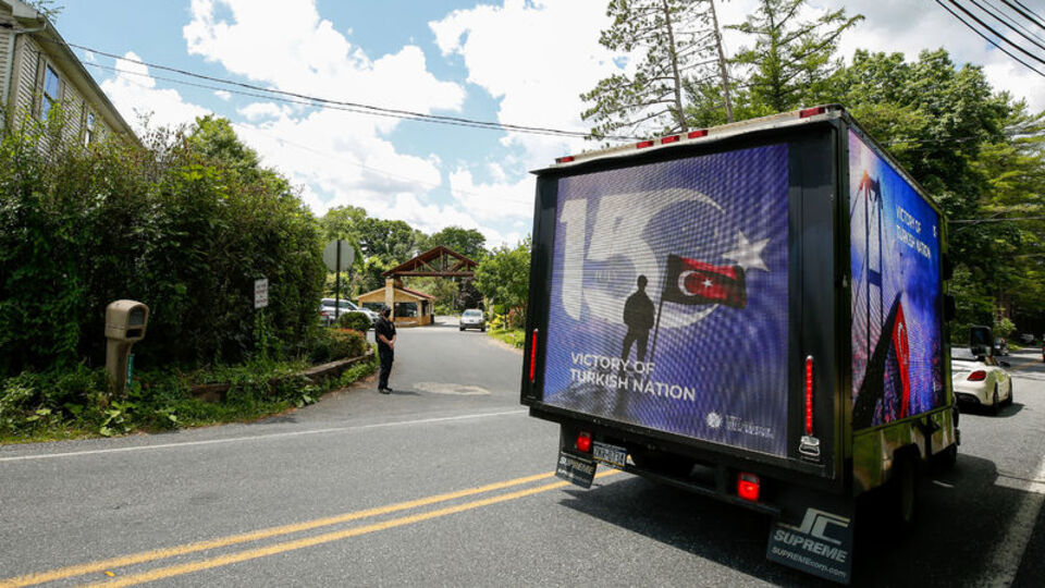 FETÖ elebaşı Gülen'in evinin önünde protesto