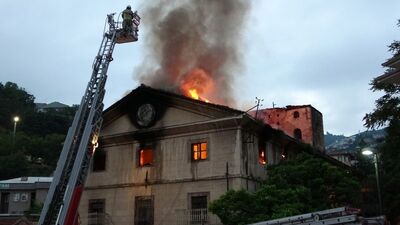 Tarihi bina kül oldu!